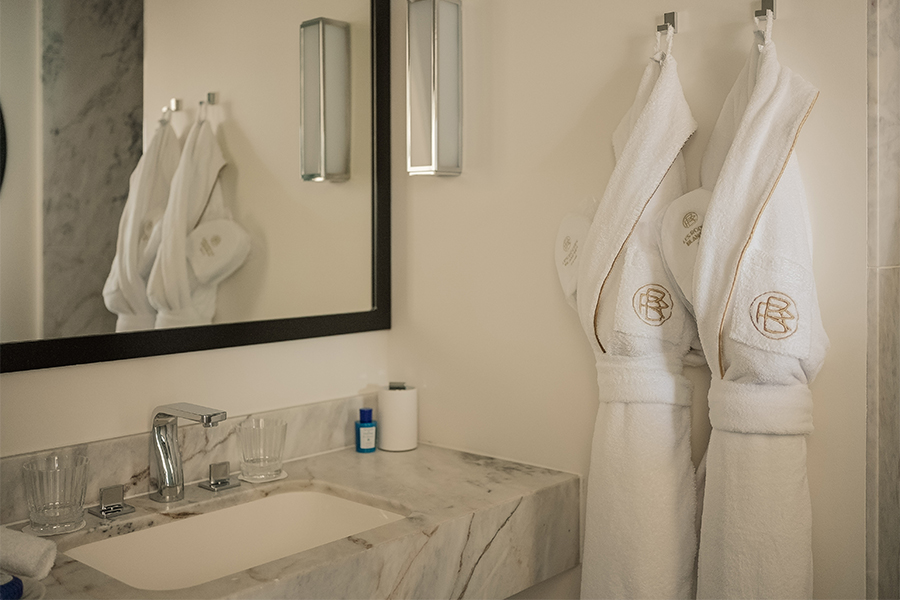 Les chambres de l'hôtel Les Roches Blanches à Cassis