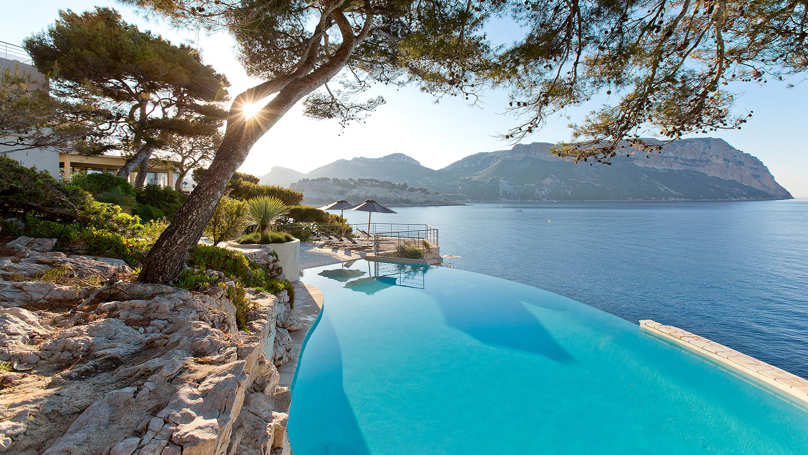 Piscine historique avec vue mer sur le Cap Canaille