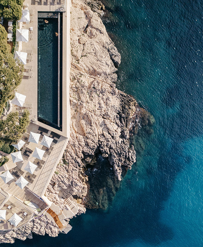 Piscine à débordement aux Roches Blanches 5 étoiles à Cassis