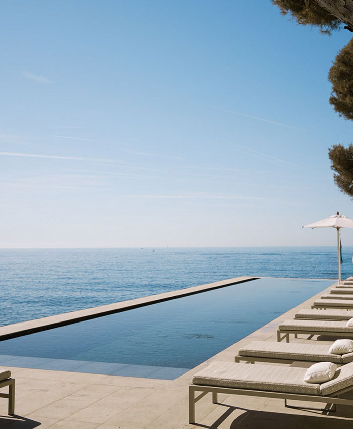 Piscine à débordement aux Roches Blanches 5 étoiles à Cassis