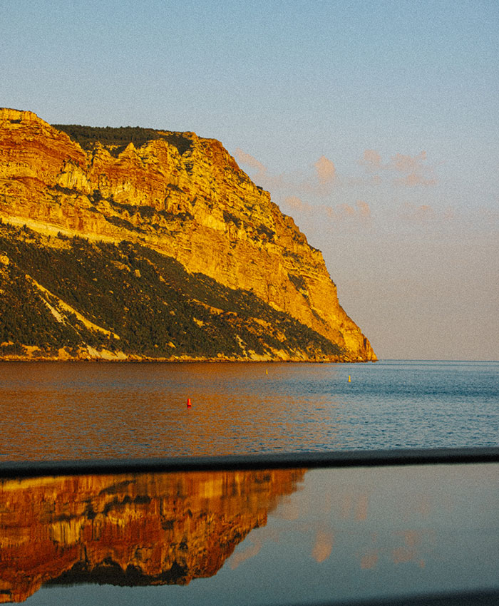 Piscine à débordement aux Roches Blanches 5 étoiles à Cassis