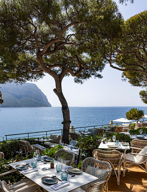Restaurant and bar by the sea in Cassis