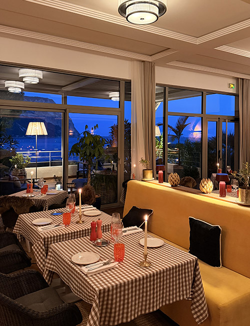 Restaurant by the sea in Cassis